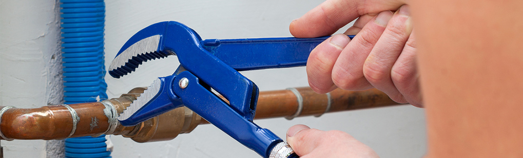 Plombier effectuant une réparation de canalisation - PEPRIM